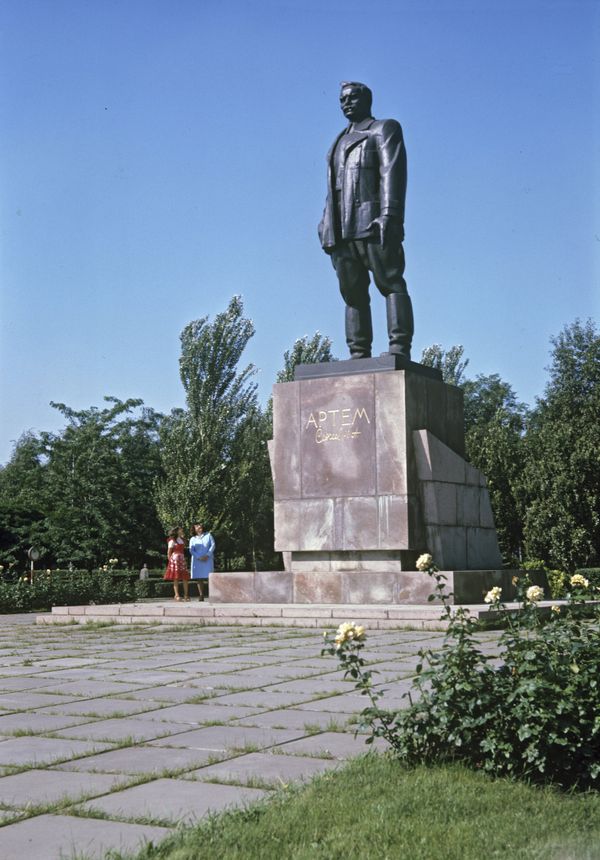 Памятник российскому революционеру, украинскому и советскому политическому деятелю Федору Андреевичу Сергееву