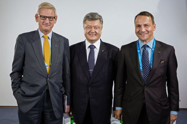 Встреча президента Петра Порошенко, экс-глав МИД Польши и Швеции Радослава Сикорского и Карла Бильдта Встреча президента Петра Порошенко, экс-глав МИД Польши и Швеции Радослава Сикорского и Карла Бильдта