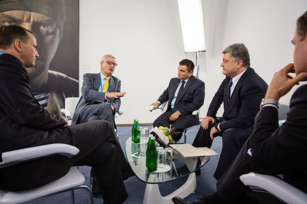 Встреча президента Петра Порошенко, экс-глав МИД Польши и Швеции Радослава Сикорского и Карла Бильдта Встреча президента Петра Порошенко, экс-глав МИД Польши и Швеции Радослава Сикорского и Карла Бильдта