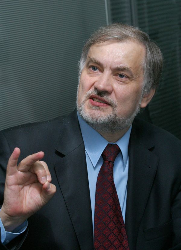 В. Игрунов во время пресс-конференции В. Игрунов во время пресс-конференции