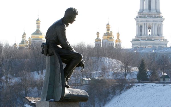Памятник Леониду Быкову в Киеве