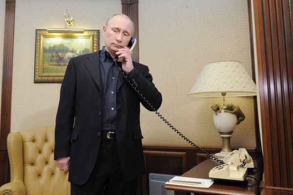 Кандидат в президенты РФ В. Путин посещает избирательный штаб Кандидат в президенты РФ В. Путин посещает избирательный штаб