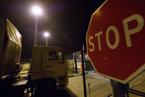 Российский конвой с гуманитарной помощью юго-востоку Украины начал движение