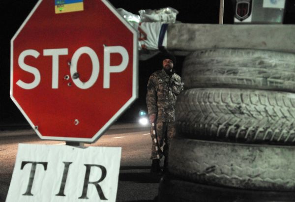 Украинские активисты блокируют движение российских фур во Львовской области