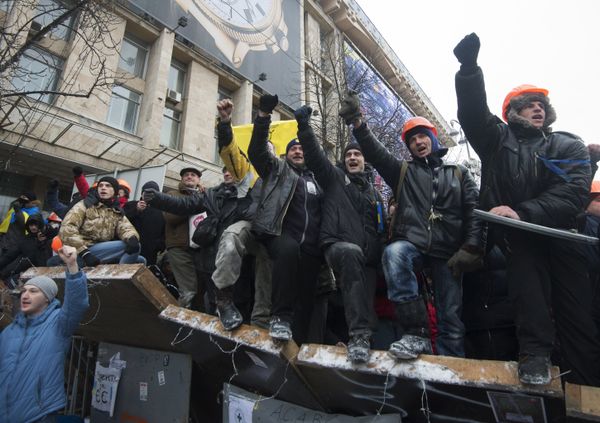 Внутренние войска начали штурм лагеря митингующих на Майдане