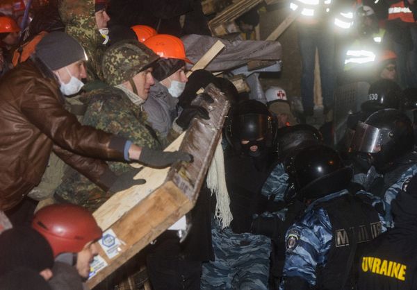 Внутренние войска начали штурм лагеря митингующих на Майдане Внутренние войска начали штурм лагеря митингующих на Майдане