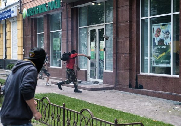 Неизвестные разгромили отделение Сбербанка России в Киеве