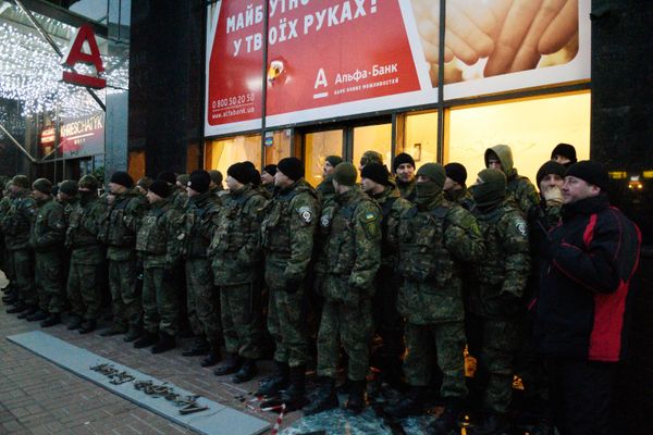 Радикалы в Киеве разгромили “Альфа-банк” и закидали камнями здание Сбербанка