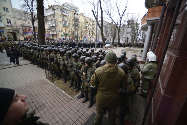 Радикалы в Киеве разгромили “Альфа-банк” и закидали камнями здание Сбербанка Радикалы в Киеве разгромили “Альфа-банк” и закидали камнями здание Сбербанка