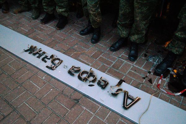 Радикалы в Киеве разгромили “Альфа-банк” и закидали камнями здание Сбербанка Радикалы в Киеве разгромили “Альфа-банк” и закидали камнями здание Сбербанка