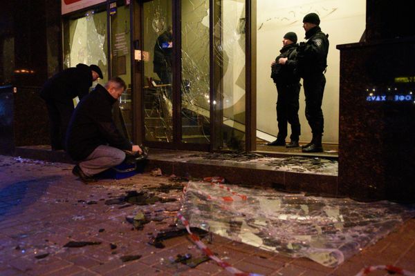 Радикалы в Киеве разгромили “Альфа-банк” и закидали камнями здание Сбербанка Радикалы в Киеве разгромили “Альфа-банк” и закидали камнями здание Сбербанка