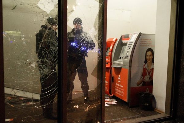 Радикалы в Киеве разгромили “Альфа-банк” и закидали камнями здание Сбербанка