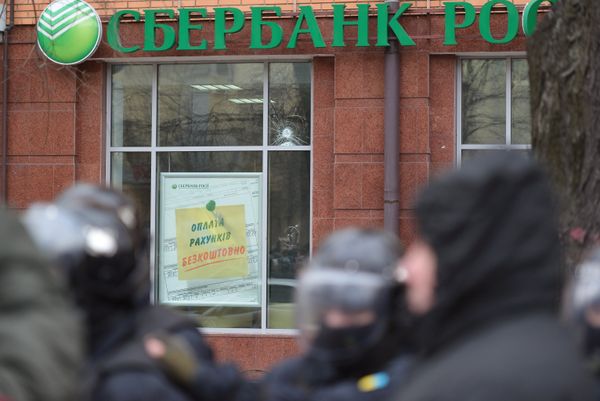 Радикалы в Киеве разгромили “Альфа-банк” и закидали камнями здание Сбербанка