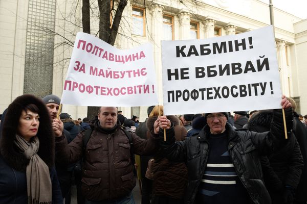 Митинг против уничтожения системы профессиональных училищ у здания Верховной рады в Киеве