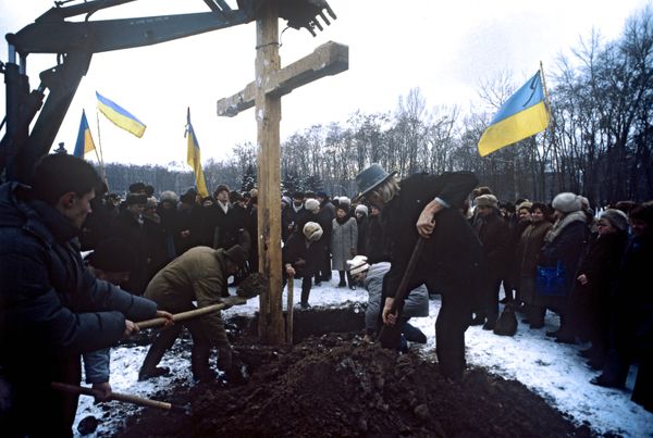 Установка креста в память о расстрелянных в Бабьем Яру украинских националистах