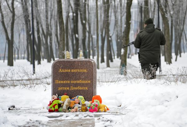 Церемония возложения цветов и игрушек в память о детях Донбасса, погибших от обстрелов