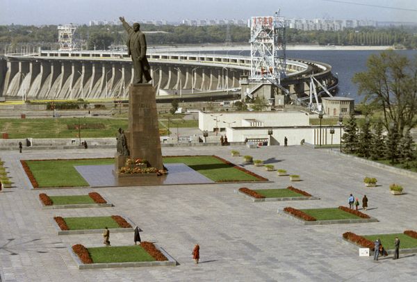 Вид на плотину Днепрогэс и памятник В.И. Ленину Вид на плотину Днепрогэс и памятник В.И. Ленину
