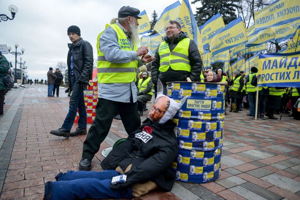 Акции на Украине с требованием отставки правительства во главе с премьер-министром А. Яценюком
