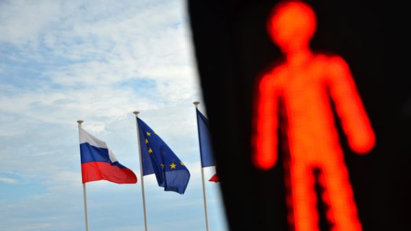 Флаги России, ЕС, Франции и герб Ниццы на набережной Ниццы