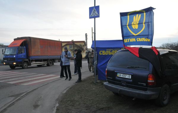 Украинские националисты заявили о возобновлении блокады российских фур Украинские националисты заявили о возобновлении блокады российских фур