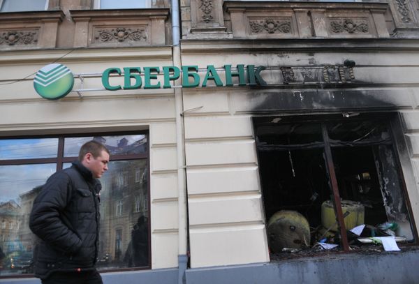 Во Львове подожгли отделения Сбербанка и ВТБ Во Львове подожгли отделения Сбербанка и ВТБ