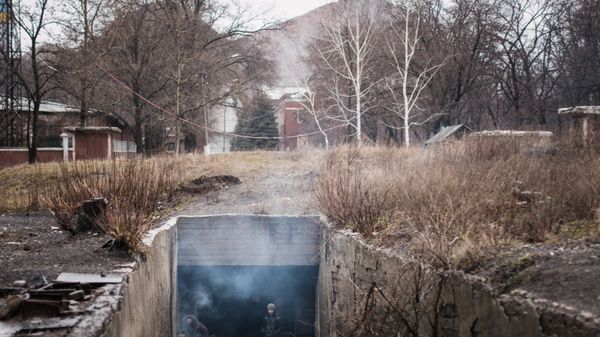Жители поселка Марьинка Донецкой области в бомбоубежище