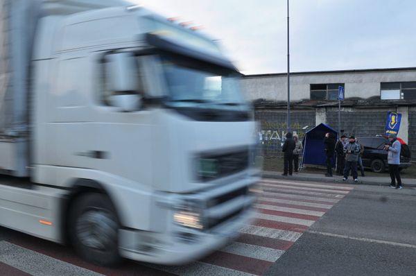 Украинские националисты заявили о возобновлении блокады российских фур