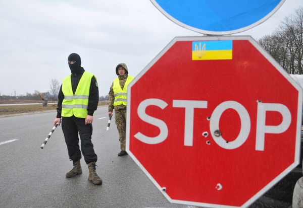 Украинские активисты блокируют движение российских фур во Львовской области