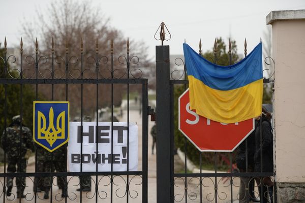 Переговоры украинских военных с представителями самообороны Севастополя на территории аэродрома Бельбек