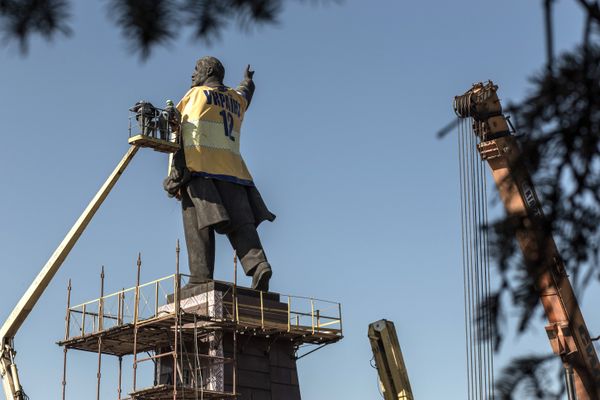 Демонтаж памятника Ленину в Запорожье