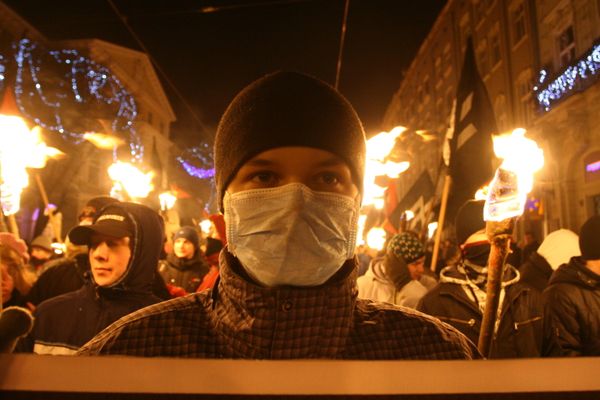 Факельное шествие в память о погибших под Крутами прошло во Львове Факельное шествие в память о погибших под Крутами прошло во Львове