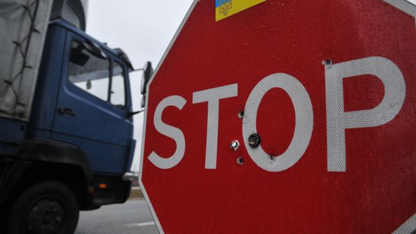 Украинские активисты блокируют движение российских фур во Львовской области Украинские активисты блокируют движение российских фур во Львовской области