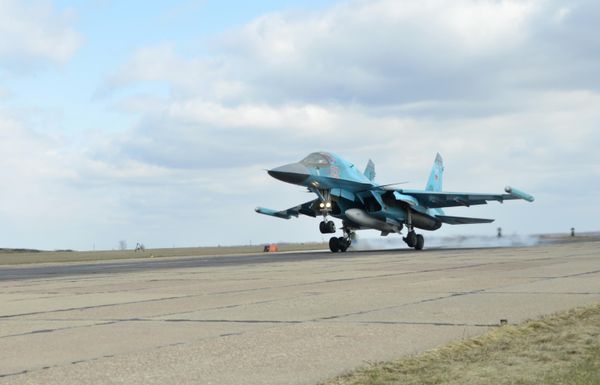 Первая группа бомбардировщиков Су-34 из Сирии приземлилась под Воронежем Первая группа бомбардировщиков Су-34 из Сирии приземлилась под Воронежем