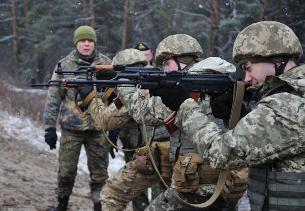 Обучение украинских военнослужащих канадскими инструкторами по программе UNIFIER на Яворивском полигоне Обучение украинских военнослужащих канадскими инструкторами по программе UNIFIER на Яворивском полигоне