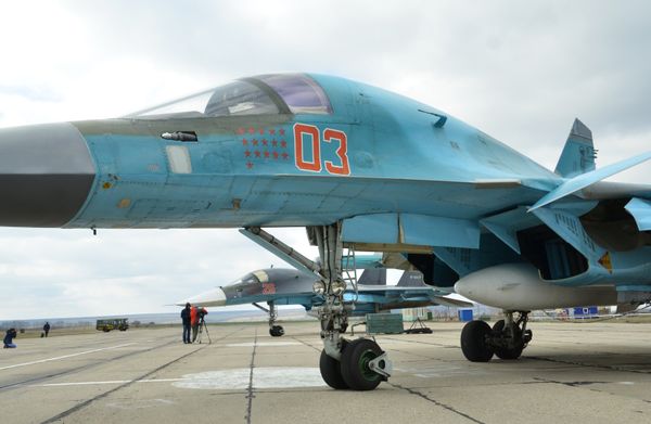 Первая группа бомбардировщиков Су-34 из Сирии приземлилась под Воронежем Первая группа бомбардировщиков Су-34 из Сирии приземлилась под Воронежем