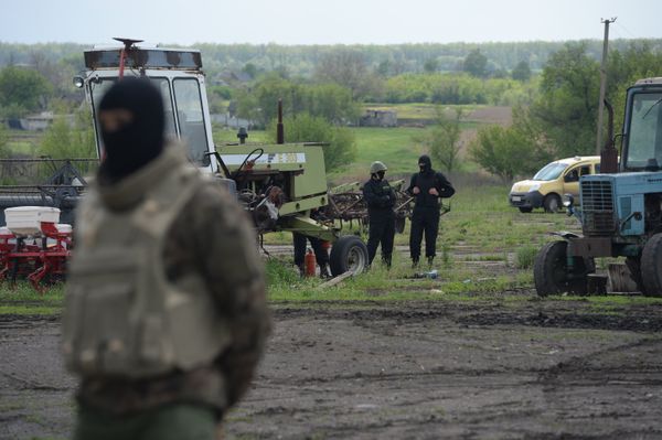 Сторонники федерализации блокировали базу спецбатальона Правого сектора в Днепропетровской области Сторонники федерализации блокировали базу спецбатальона Правого сектора в Днепропетровской области