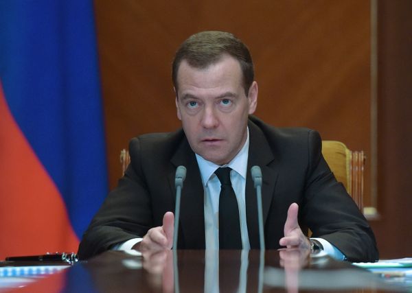 Премьер-министр РФ Д. Медведев провел совещание по вопросам совершенствования системы закупок Премьер-министр РФ Д. Медведев провел совещание по вопросам совершенствования системы закупок
