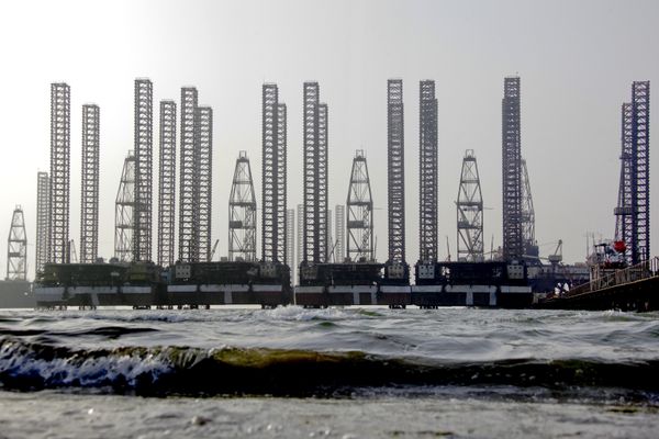 Нефтяные платформы в Каспийском море Нефтяные платформы в Каспийском море