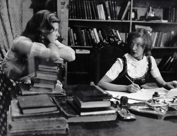 Ирина Муравьева и Вера Алентова в фильме Москва слезам не верит Ирина Муравьева и Вера Алентова в фильме Москва слезам не верит