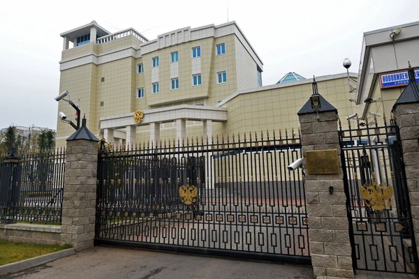 Представители сирийской диаспоры принесли цветы в посольство РФ в Минске Представители сирийской диаспоры принесли цветы в посольство РФ в Минске