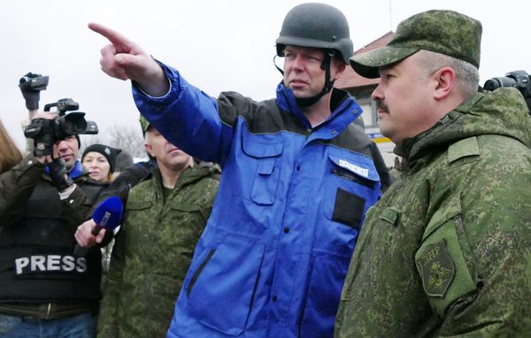 Замглава миссии ОБСЕ на Украине А. Хуг посетил район обстрелов на Ясиноватской развилке Замглава миссии ОБСЕ на Украине А. Хуг посетил район обстрелов на Ясиноватской развилке