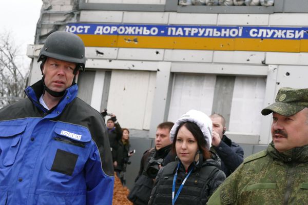 Замглава миссии ОБСЕ на Украине А. Хуг посетил район обстрелов на Ясиноватской развилке