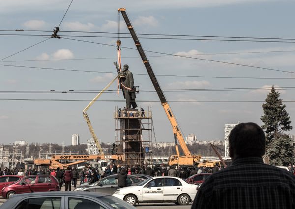 Демонтаж памятника Ленину в Запорожье