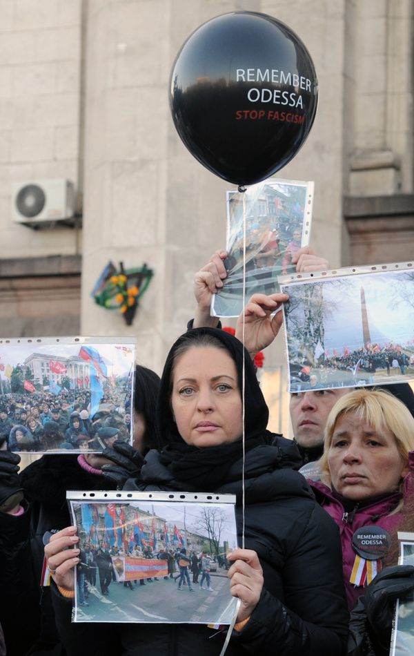 Траурные мероприятия у Дома профсоюзов в Одессе Траурные мероприятия у Дома профсоюзов в Одессе