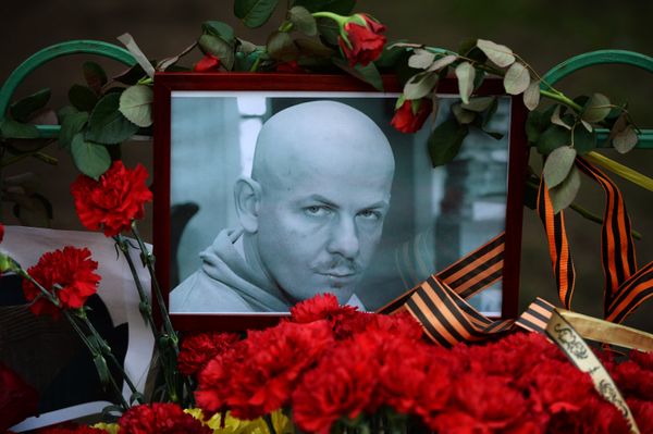 Цветы и свечи у посольства Украины в Москве в память об убитом в Киеве журналисте О.Бузине. Цветы и свечи у посольства Украины в Москве в память об убитом в Киеве журналисте О.Бузине.