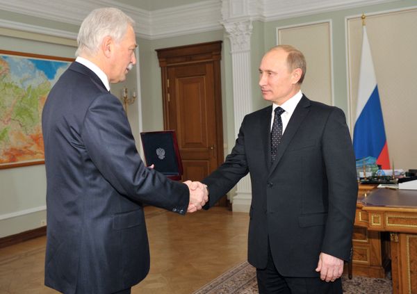 В.Путин вручил Б.Грызлову медаль П.А.Столыпина в Ново-Огарево