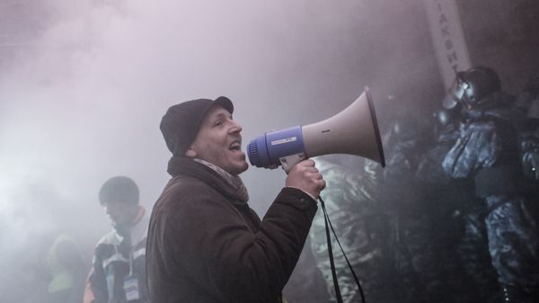 Внутренние войска начали штурм лагеря митингующих на Майдане