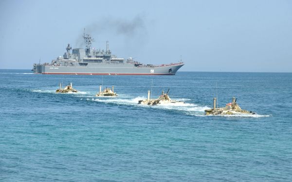 Высадка с БДК Цезарь Куников десанта морской пехоты