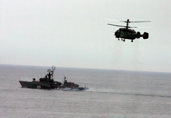 Совместный выход в море кораблей разных флотов для отработки задач боевой подготовки во Владивостоке Совместный выход в море кораблей разных флотов для отработки задач боевой подготовки во Владивостоке