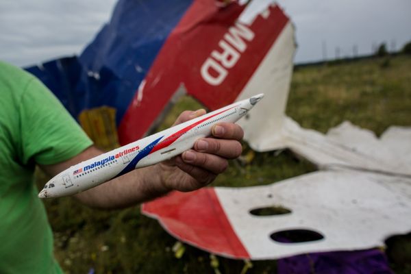 Поисковые работы на месте крушения малайзийского лайнера Boeing 777 в районе Шахтерска Поисковые работы на месте крушения малайзийского лайнера Boeing 777 в районе Шахтерска